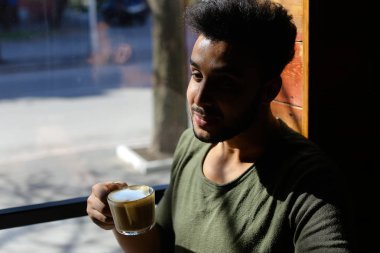 Öğle yemeği zamanı, ağır çekim kahve içme gazeteci.