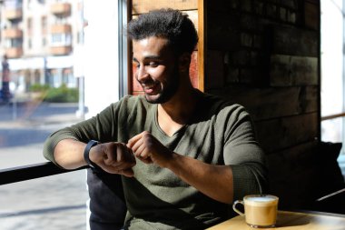 Güzel kıza, ağır çekim baktığını genç milyoner.