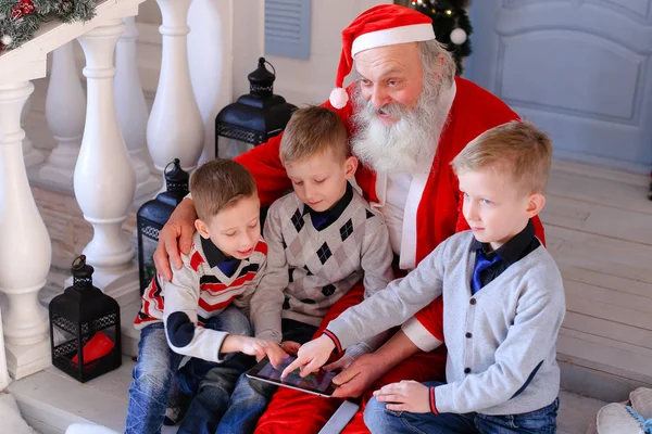 Meninos apresentaram novo tablet pelo Pai Natal . — Fotografia de Stock