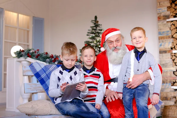 Pai gosta de crianças jogando papel de Papai Noel . — Fotografia de Stock