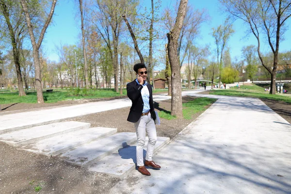 Árabe caminando en el parque y sonriendo en cámara lenta — Foto de Stock