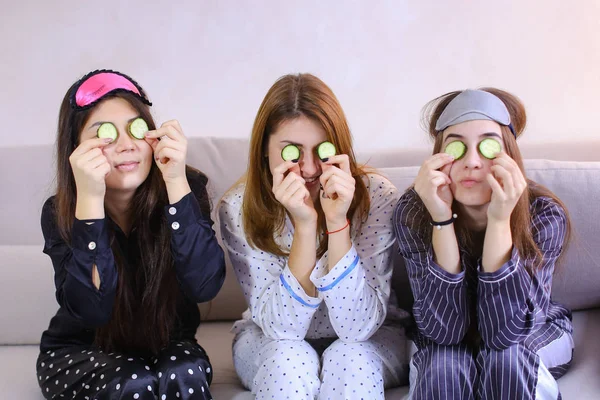 Drie charmante vriendinnen ontspannen en maak gezicht schoonheid behandelen — Stockfoto