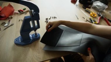 Genç kadın çanta dikiş Circle ağır çekim yapma