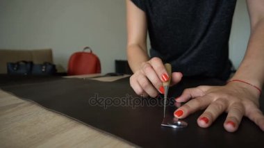 Ağır çekim öğretmen öğrencileri nasıl deriyle çalışmayı gösteren