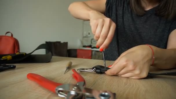 Female making belt to order. — Stock Video