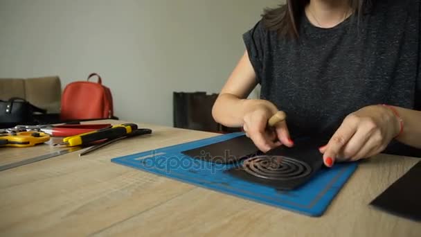 Material de corte femenino para bolso de mujer . — Vídeos de Stock