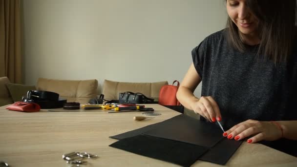 革の財布を作る方法を示すスローモーション少女. — ストック動画