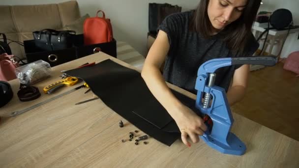 Diseñador joven de cámara lenta haciendo bolsos de mujer para la venta . — Vídeos de Stock