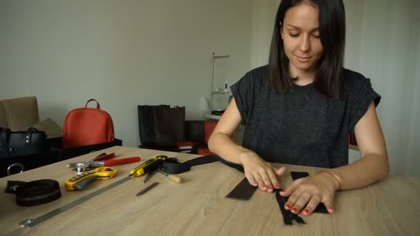 Estudante aprendendo a costurar zíper na bolsa — Vídeo de Stock