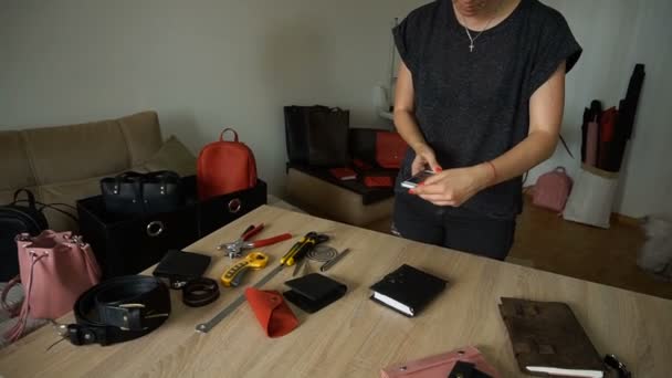 Дівчина фотографує ноутбук ручної роботи за допомогою смартфона — стокове відео