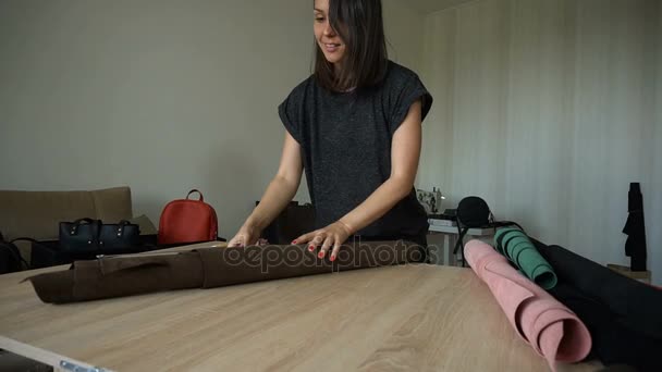 慢动作女裁缝从国外得到高质量的材料 — 图库视频影像
