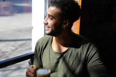 Öğle yemeği zamanı, ağır çekim kahve içme gazeteci.