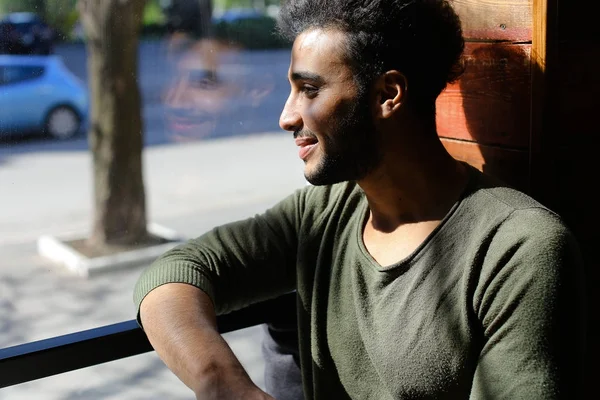 Öğle yemeği zamanı, ağır çekim kahve içme gazeteci.