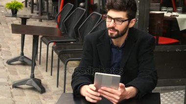 Tablet kafeterya masada oturuyor ve dinlenme finansal analist.