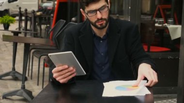 Taze belgelerle çalışma yöneticisi hesap ve kafeterya masada tablet.