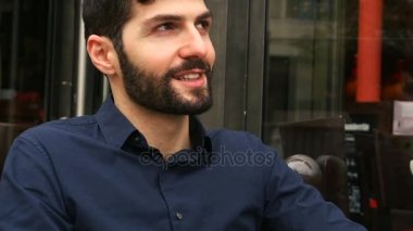 Smartphone ile Cafe'de zengin işadamı yazarak mesajla yüz yavaş kapat.