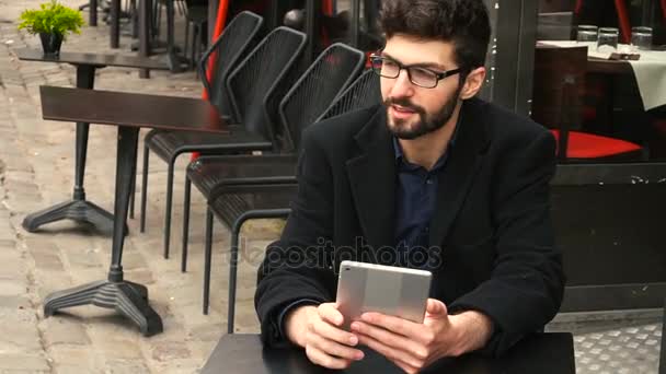 Tablet kafeterya masada oturuyor ve dinlenme finansal analist. — Stok video