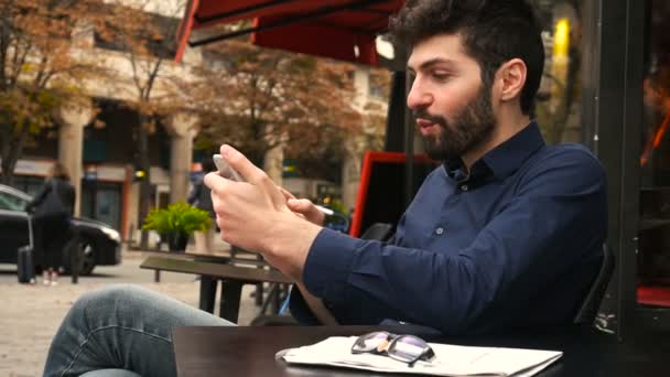 Gelukkige zakenman chatten door smartphone en genieten van met succes in slow motion. — Stockvideo