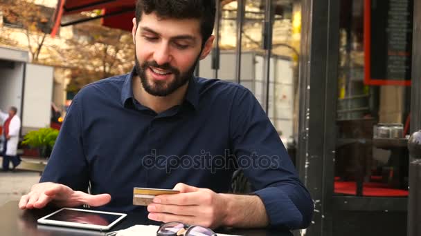 Viajante compra bilhetes de viagem com cartão de dinheiro e tablet em câmera lenta . — Vídeo de Stock