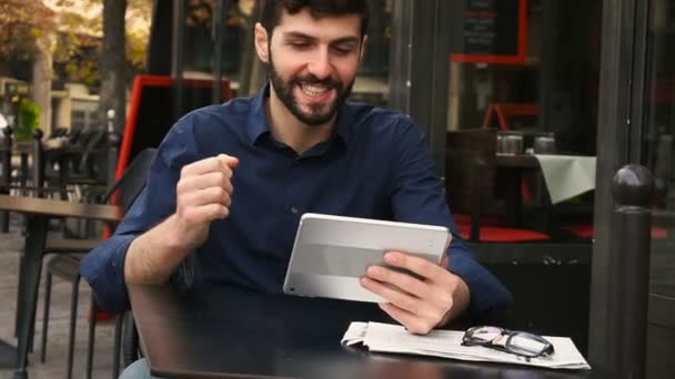 Equipe de apoio divertido futebol alegre com tablet no café de rua . — Vídeo de Stock