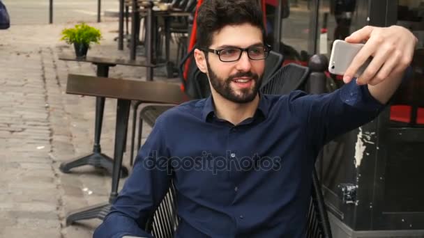 Homem árabe fazendo selfie com smartphone na mesa de café . — Vídeo de Stock