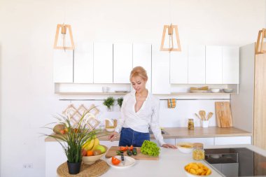 Güzel kız kesme tahtası üzerinde taze sebze salatası hazırlama