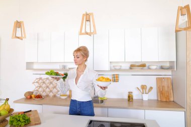 Poz ve plaka salata ve patates kızartması ile SMI tutan şirin kız