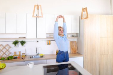 Sabah c tadını mutfak ve uzanıyor, güzel kız yürüyor