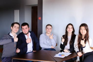 Yöneticileri iki erkek ve kadın possing içinde fotoğraf makinesi ve güleryüzlü bro