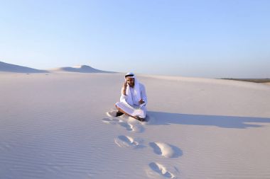 Mobil c ile koordine eder Müslüman tasarımcı adam portresi