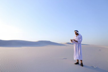 Neşeli Arap erkek turist aramalar arkadaş Skype hücre ve sho