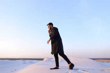 Yakışıklı erkek Arap işadamı görüşmelerde hücresel iş pro, s