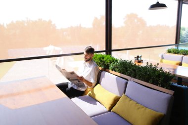 Gazete makaleleri okuma ve dinlenme müreffeh adam.