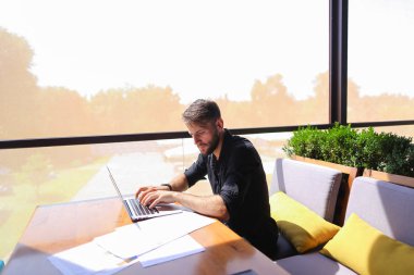 Miktar arazi kafeterya masada kağıtları ve dizüstü bilgisayar ile çalışma.