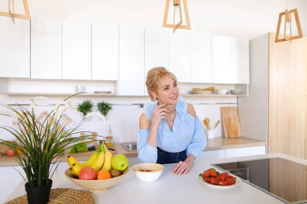 Şık kız ayakta sabah kahvaltı için poz aşçılar