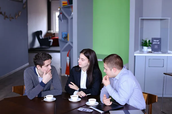 三个忙公司的员工，两名年轻男子和女人忙 — 图库照片