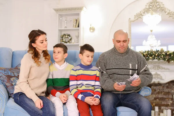 Familienoberhaupt, Vater und Ehemann verteilt Familienbudget — Stockfoto