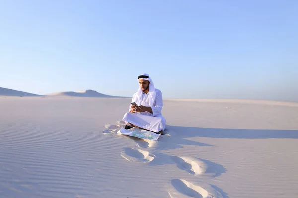 Sheikh επιτυχημένη επιχειρηματίας επικοινωνεί σε smartphone με bu — Φωτογραφία Αρχείου
