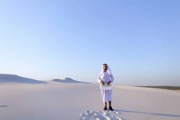 Mężczyzna Emirati Projektant zakończeniu badania terenu dla budowy sit — Zdjęcie stockowe