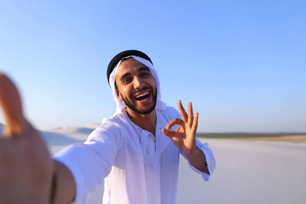 Feliz retrato de hombre árabe que sonríe y se alegra de la vida, standi — Foto de Stock