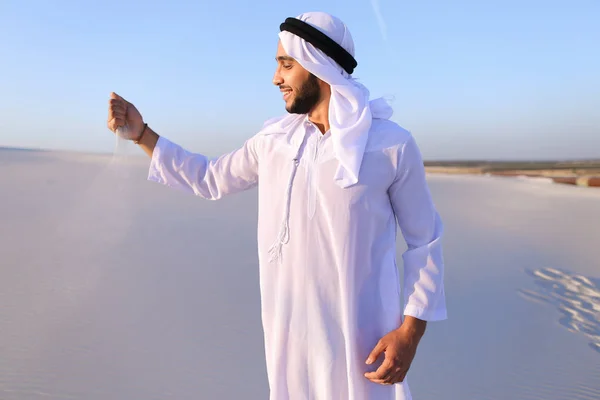 Portrait of Muslim man in sandy desert on clear summer afternoon — Stock Photo, Image