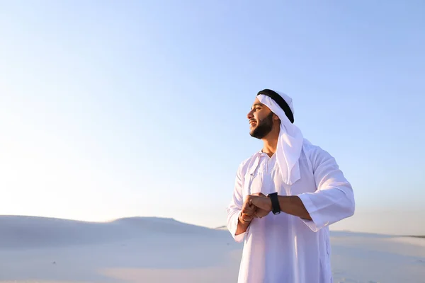 Retrato del hombre de negocios árabe guapo que experimenta el nuevo iWatc — Foto de Stock
