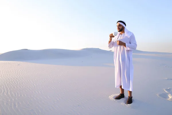Wonderful beginning of morning for Arab guy in middle of huge de — Stock Photo, Image