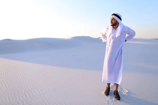 Handsome Arab sheik suffers from discomfort in back, standing in — Stock Photo, Image