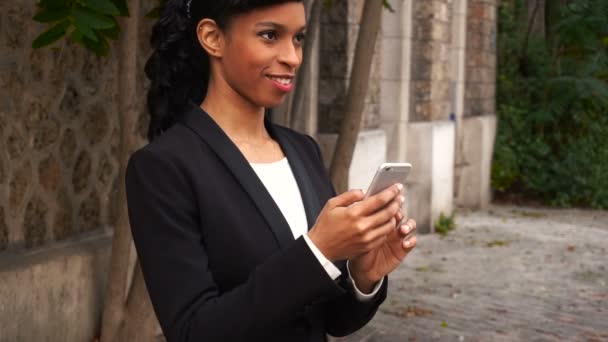 Negro persona femenina charlando en el teléfono inteligente fuera . — Vídeo de stock