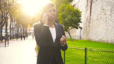 Smartphone tarafından müşterilerle konuşurken ve dışında yürüyüş Dükkanı Danışmanı