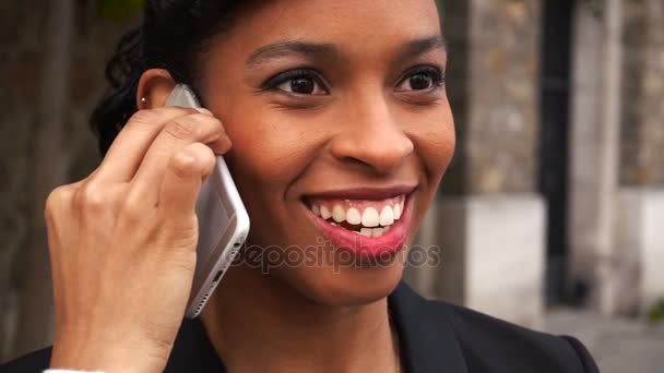 Hermosa prometida hablando en el teléfono inteligente con primer plano de la cara . — Vídeos de Stock