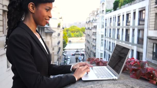 Afro amerikansk manager arbetar med laptop på balkong. — Stockvideo