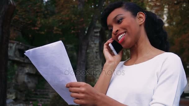 Makler unterhält sich mit Klientin, hübsche Frau telefoniert — Stockvideo