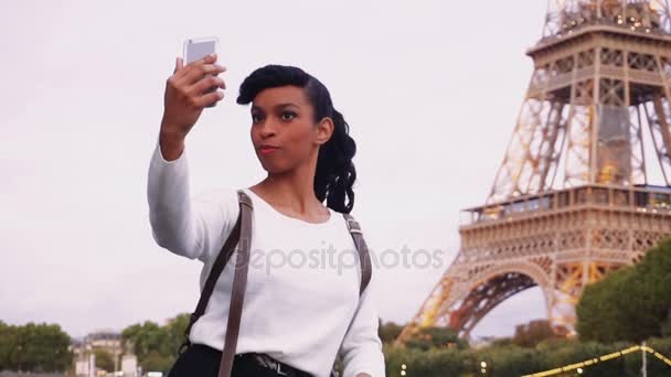 Hezká žena stojící na ulici nedaleko Eiffelovky a vytváření obrázků